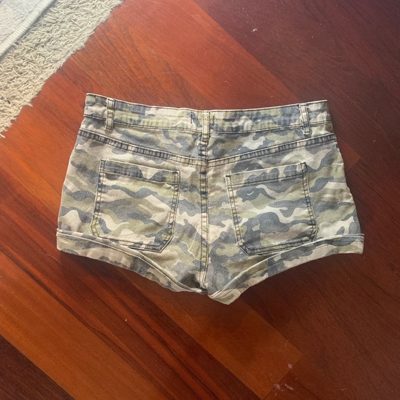Camouflage jean shorts - Picture 2 of 2